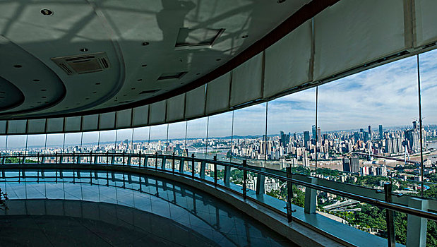2027年重庆市南岸区南山一棵树观景阁大厅眺望重庆渝中区