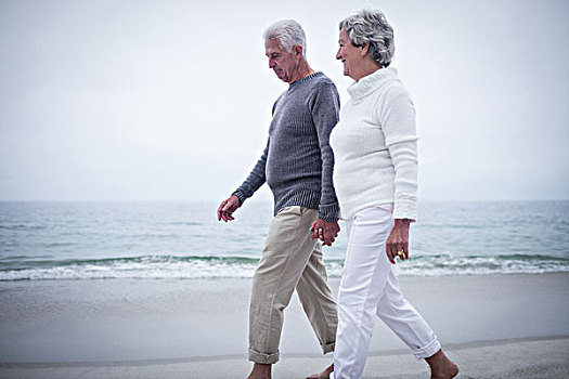 老年,夫妻,握手,走,海滩,高兴