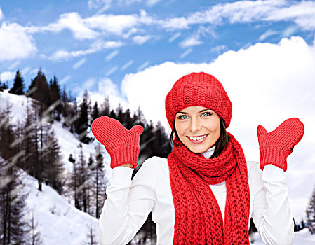 高兴,寒假,旅游,旅行,人,概念,微笑,少妇,红色,帽子,连指手套,上方,雪山,背景