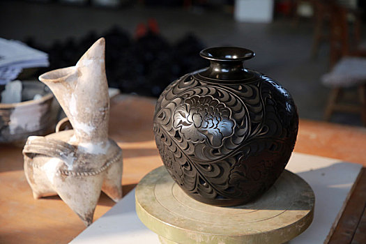 山东省日照市,传承4000年的黑陶出窑,泥火交融中淬炼艺术精品
