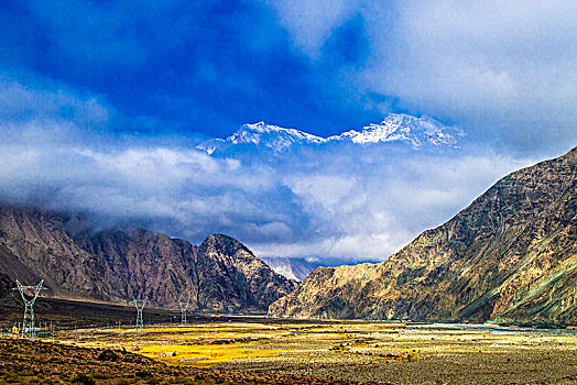 新疆,雪山,蓝天,白云,草地