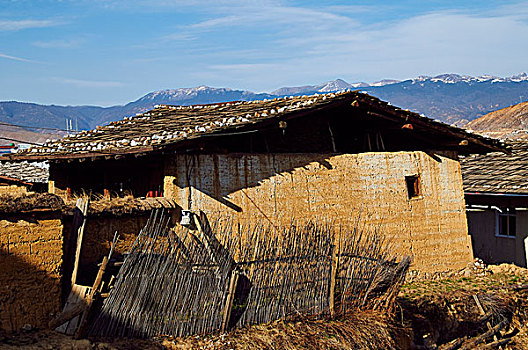 藏族老房子,旧建筑,山,山脉,中国,农村,乡村,小巷,街道