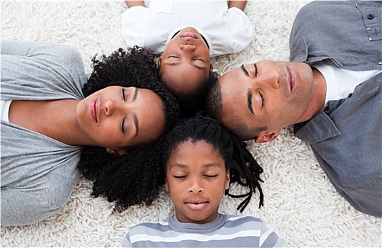 美国黑人,年轻家庭,躺着,地面