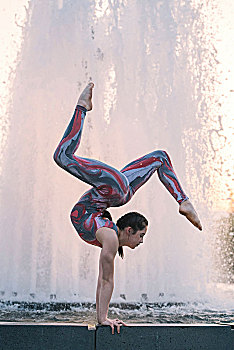 少女,旁侧,喷泉,平衡性,瑜伽姿势