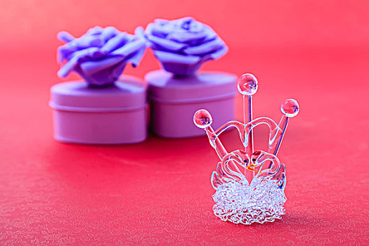 水晶皇冠和紫色玫瑰花礼盒
