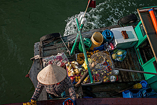 越南广宁鸿基市下龙湾海上推销水果的商船
