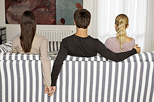 沙发,男人,两个女人,搂抱,握手,背影,象征,风流