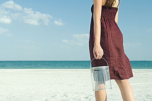 女人,站立,海滩,拿着,桶,局部,后视图