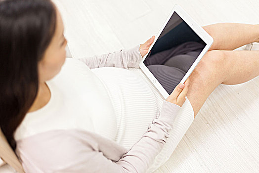 孕妇使用平板电脑