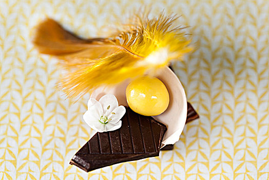 复活节彩蛋,巧克力,羽毛,蛋壳