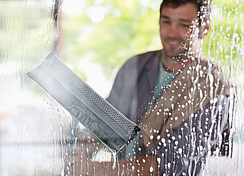 男人,洗,窗户,橡皮刷