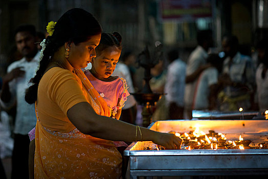 女人,拿着,孩子,手臂,点燃,油,灯,庙宇,安曼,马杜赖,泰米尔纳德邦,印度,亚洲