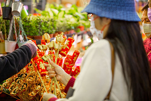 中国春节年货大街贩卖春节传统饰品的摊贩