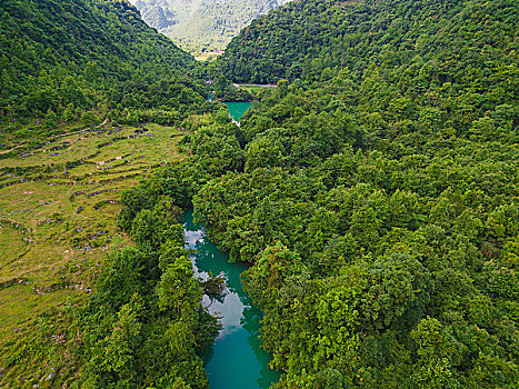 航拍中国南方喀斯特地貌水上森林景观