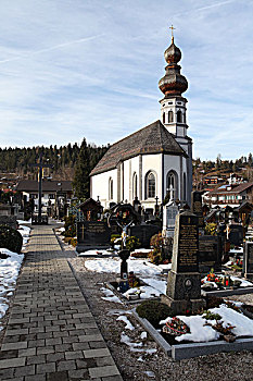 阿尔卑斯山下的墓碑