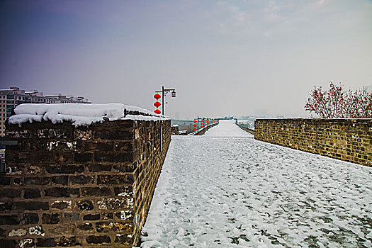 南京中华门城堡上的早霞与残雪