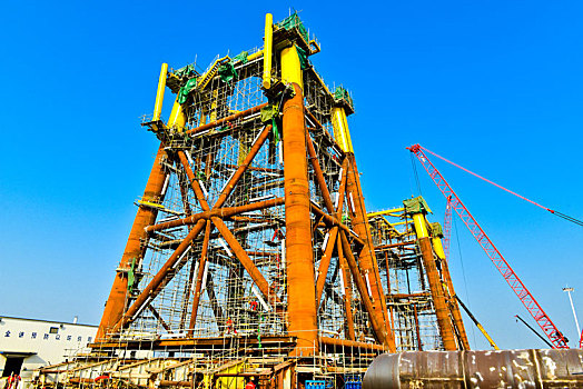 胜利油田油建龙口海工基地建造大型海上石油平台导管架