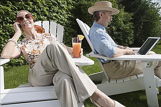 老年,夫妻,手机,笔记本电脑,花园