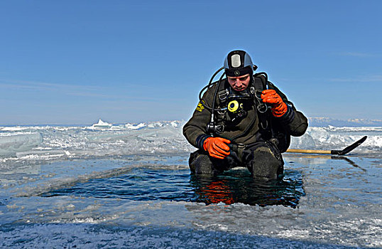 冰,潜水,洞,准备,检查,设备,贝加尔湖,西伯利亚,俄罗斯,欧洲