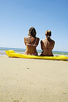海滩,女人,比基尼,气垫,坐,后面,序列,朋友,两个,20-30岁,30-40岁,泳衣,休闲,度假,生活方式,复原,放松,轻松,友谊,享受,风景,海洋,注视,夏天