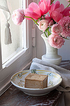 肥皂盒,窗台,牡丹,花瓶