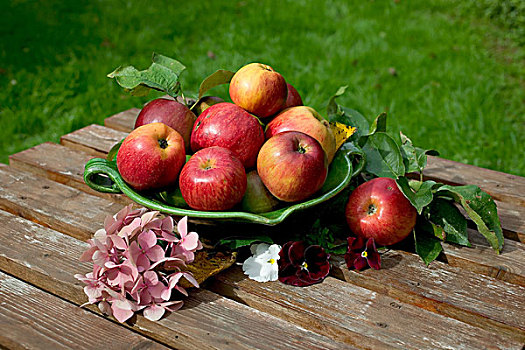 皇家,节日,红苹果,绿色,碗,八仙花属,三色堇,花,木质,花园桌