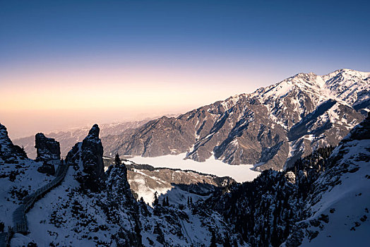 冬季的天山天池,纯净梦幻的冰雪世界