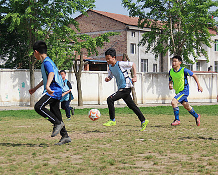 乡下小学生,爱上踢足球