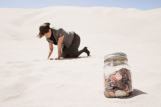 女人,寻找,罐,硬币,沙漠
