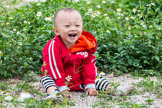 绿地与红衣小孩