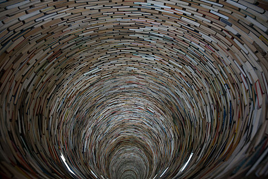 布拉格图书馆里著名的无限书塔设计