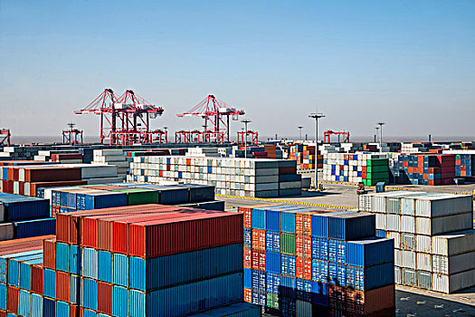 上海经济自贸区洋山深水港集装箱码头起重机吊塔群