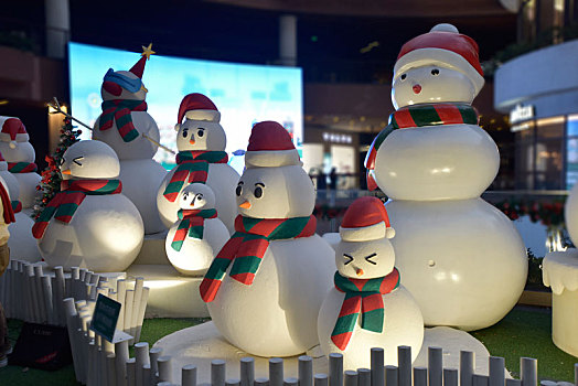 一群圣诞装束的雪人雕塑