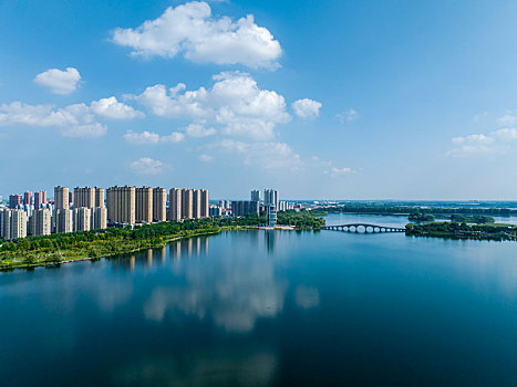 2022年8月1日,江苏省连云港市东海县西双湖风景区,郁郁葱葱,岸绿水清,天蓝景美,构成了一幅优美的夏日美景图,成为了市民休闲纳凉好去处