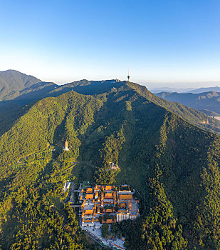 高空航拍深圳最高峰梧桐山与仙湖植物园全景全貌