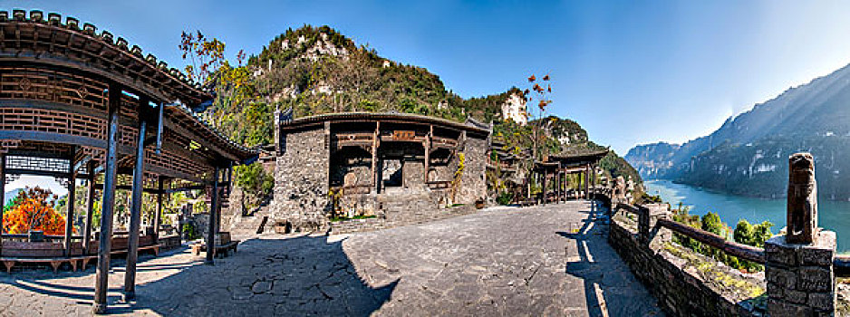 湖北夷陵长江三峡灯影峡里的,三峡人家,巴王山寨