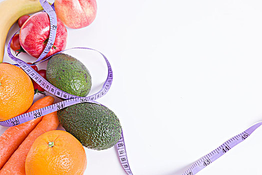 健康饮食,减肥食物概念,胡萝卜,苹果,牛油果等在白色的背景上