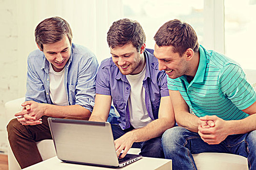 友谊,科技,家,概念,微笑,男性,朋友,笔记本电脑,在家