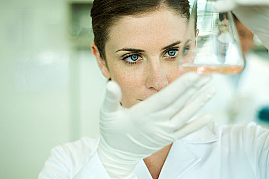 女性,实验室,工作,拿着,向上,长颈瓶