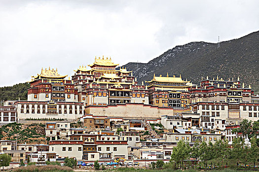 松赞林寺全景