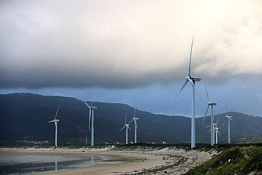 海边的风力发电设备