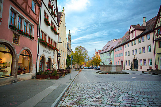 德国罗腾堡童话镇古老的街道上市集的广场