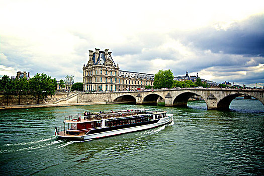 塞纳河,卢浮宫