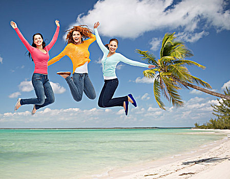 暑假,旅行,自由,友谊,人,概念,群体,微笑,少妇,跳跃,空中,上方,热带沙滩,背景
