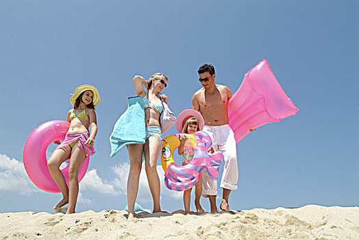 家庭,孩子,泳衣,海滩,人,父母,20-30岁,30-40岁,青少年,10-15岁,5-7岁,女孩,一起,夏天,户外,沙滩,度假,休闲