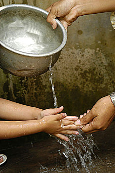 女性,教师,女孩,洗,手,肥皂,纯净水,卫生,卫生间,学校,跑,教堂,北方,乡村,地区,缅甸