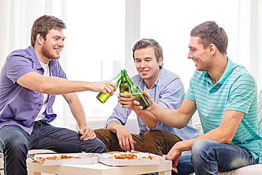 友谊,休闲,概念,微笑,男性,朋友,啤酒,比萨饼,在家