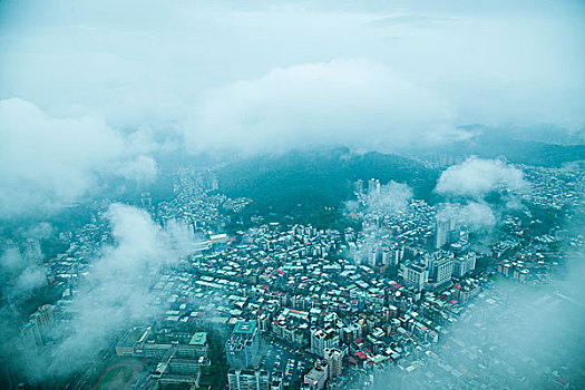 台湾台北市141大厦上眺望云雾中的台北市景
