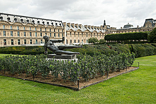 卢浮宫广场雕塑