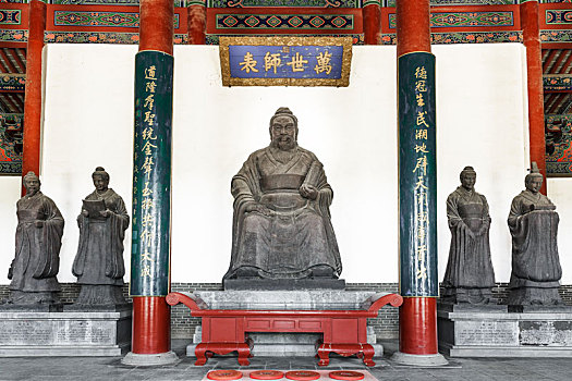 孔子及弟子塑像,中国河南省商丘古城应天书院崇圣殿